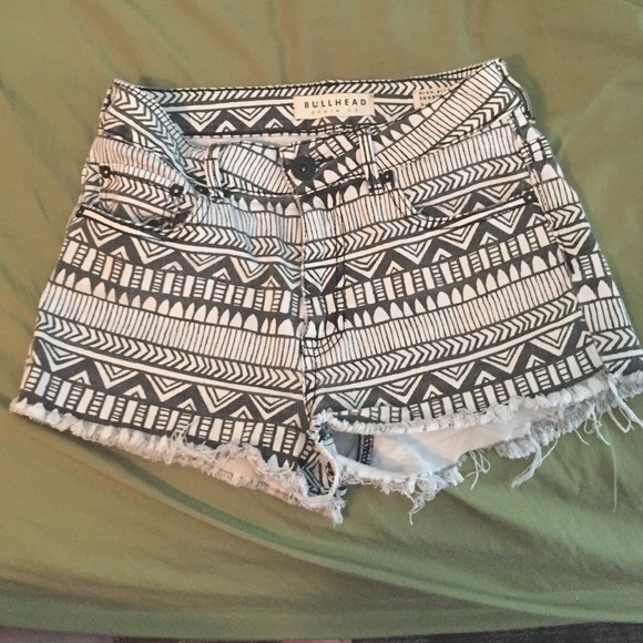 bullhead size 3 high rise shorts!