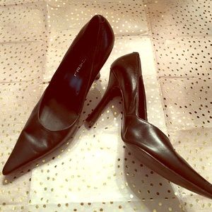 Black Michael Shannon pumps.