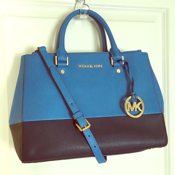 MK Blue Dual-Toned Medium Sutton! 💙