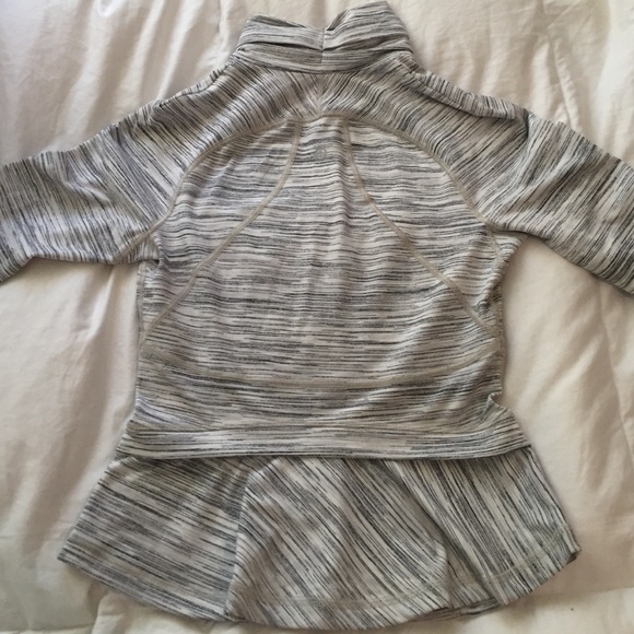 Lululemon hustle your bustle jacket, size 4 grey - Picture 2 of 4