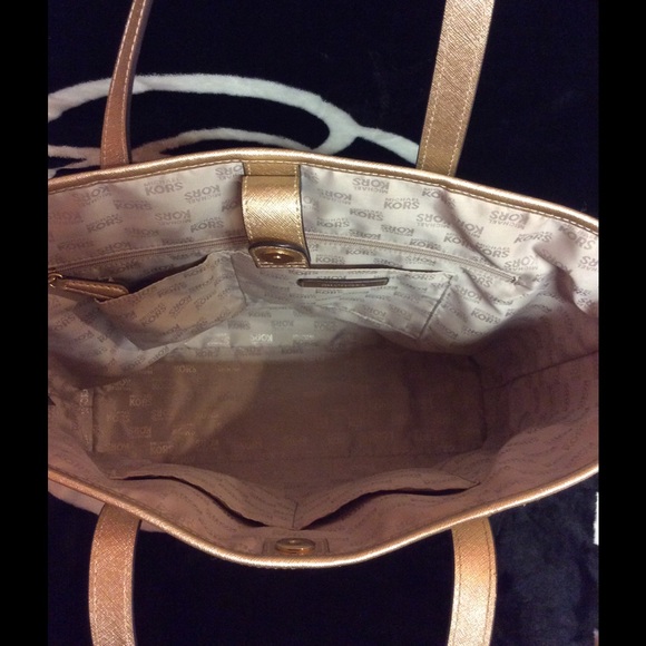♥️SOLD♥️Michael Kors Pale Gold Travel Tote Handbag - Picture 2 of 3