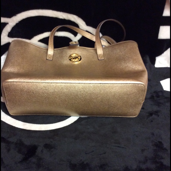 ♥️SOLD♥️Michael Kors Pale Gold Travel Tote Handbag - Picture 3 of 3