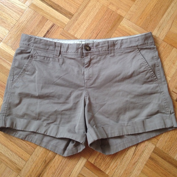 Low rise Old Navy Perfect 5" khaki shorts