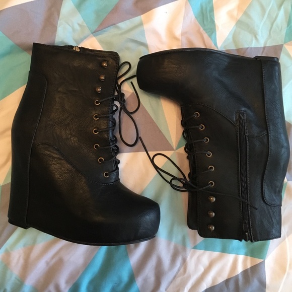 NIB Vintage brand hidden wedge booties