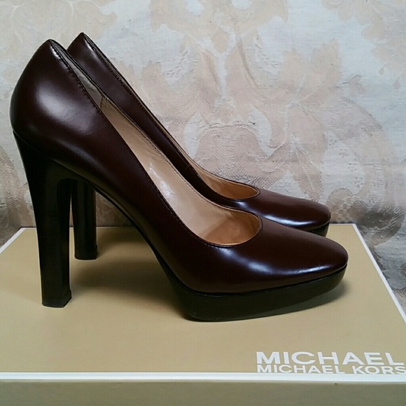 Michael Kors Shoes - Michael Kors platform pump
