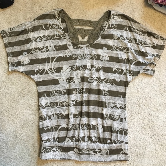 Flowered/striped short-sleeved shirt