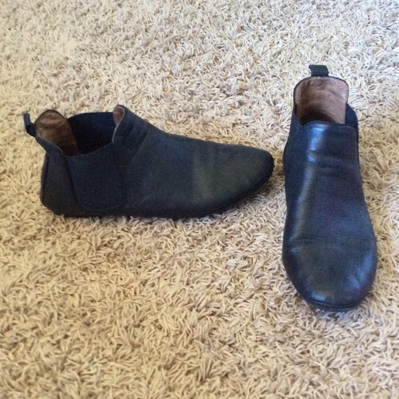 MIZ MOOZ NEW YORK ON TREND ANKLE BOOTIES