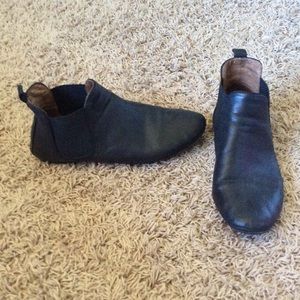 MIZ MOOZ NEW YORK ON TREND ANKLE BOOTIES