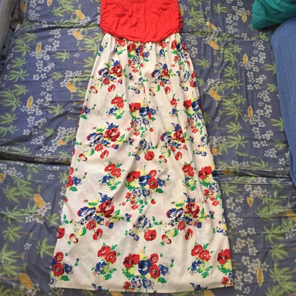Cute floral maxi dress!