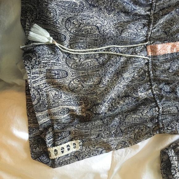 Adorable pattern romper size small - Picture 4 of 4