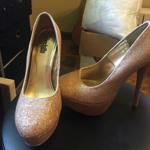 Gold sparkly pumps