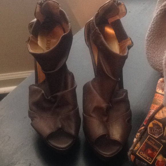 Size 7.5 - Picture 2 of 2