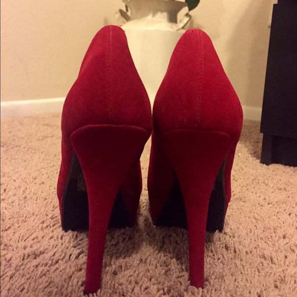 Red velvet looking heels ! - Picture 2 of 4