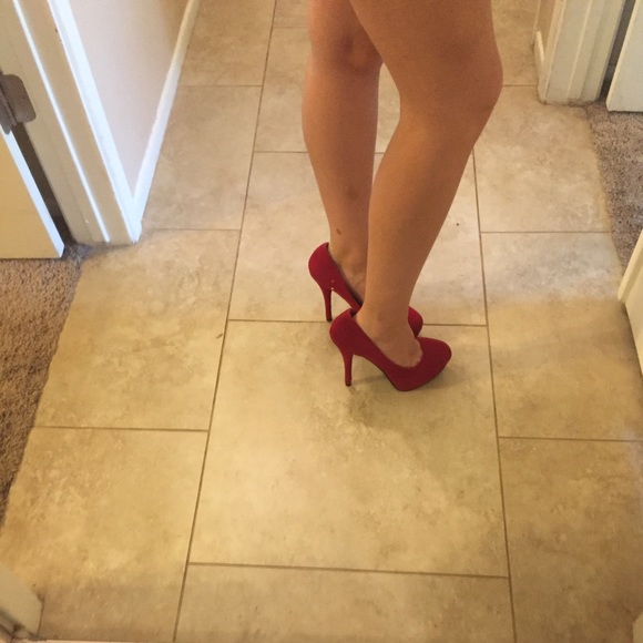 Red velvet looking heels ! - Picture 3 of 4