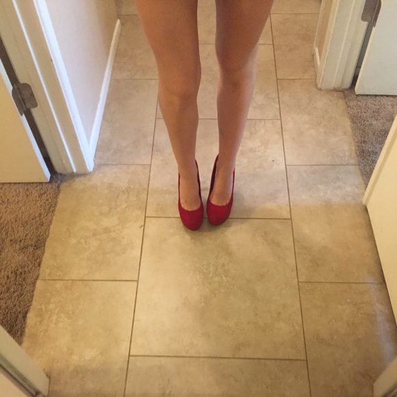 Red velvet looking heels ! - Picture 4 of 4