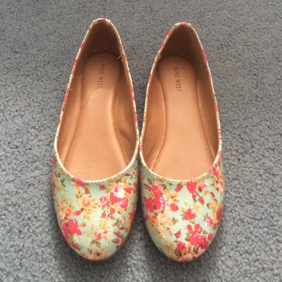 Gorgeous Nine West Flats - Picture 2 of 3