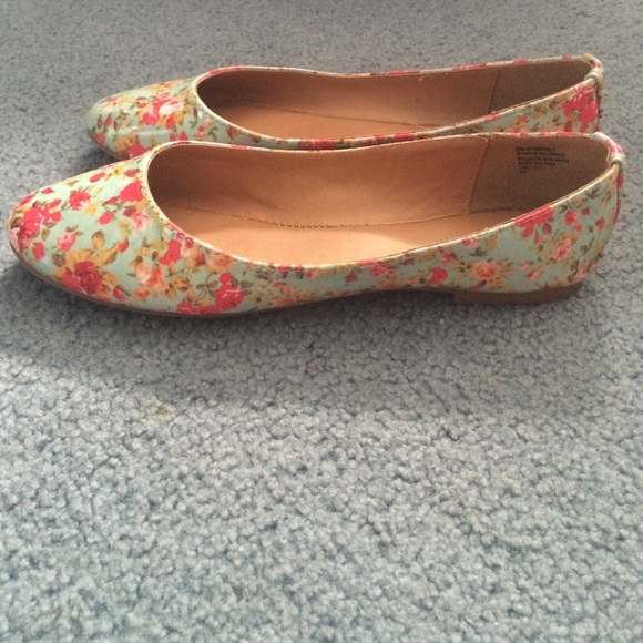 Gorgeous Nine West Flats - Picture 3 of 3
