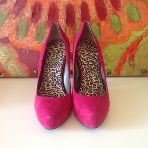 Steve Madden Fuchsia Suede Pump
