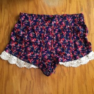 floral shorts w/ lace trimming