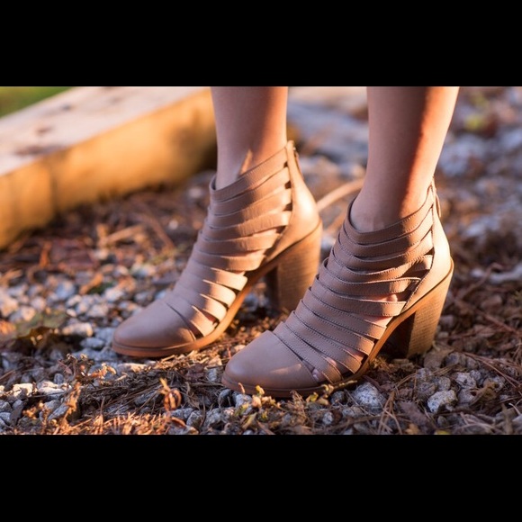 Hinge Shoes - Nordstrom 'Dresden' Caged Leather Bootie