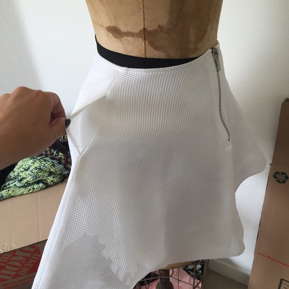 Unif white circle skirt w/ pockets - Picture 3 of 4