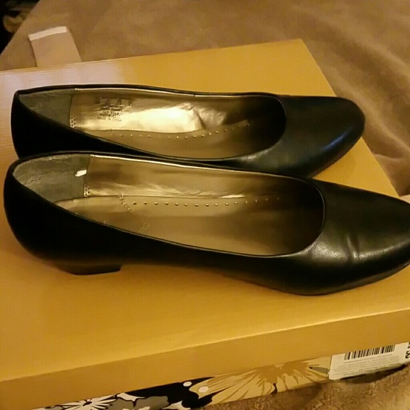 Black kitten heels - Picture 1 of 3