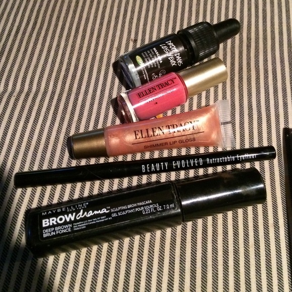 Basic makeup bundle - Picture 4 of 4