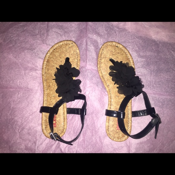 Black flowery sandals