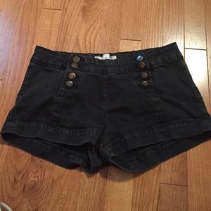 Mid waisted button short