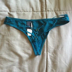 NWT Strappy V String