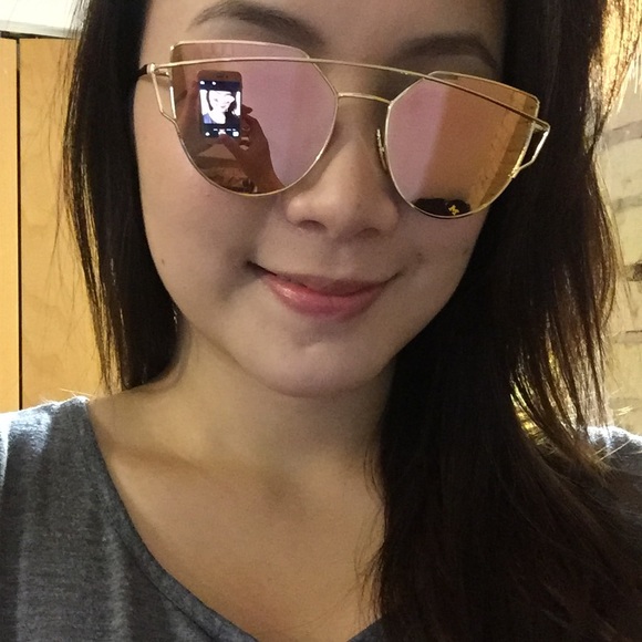 New Rose Gold Mirror Sunglasses - Picture 3 of 3
