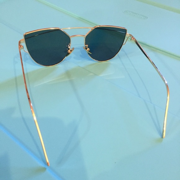 New Rose Gold Mirror Sunglasses - Picture 2 of 3
