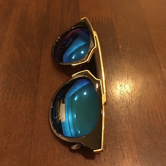 Sold🚫🚫🚫30% off bundles✨Blue trendy sunglasses - Picture 2 of 3