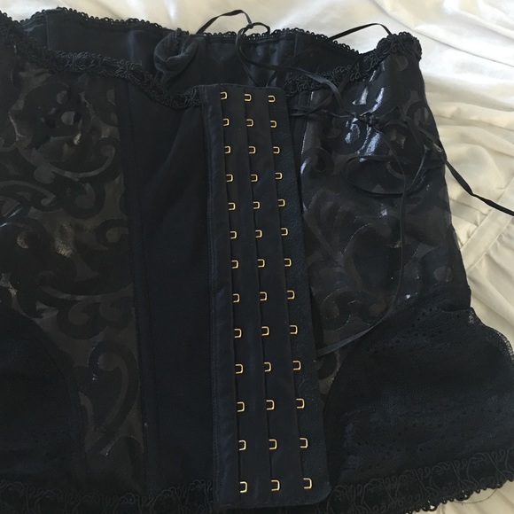 ✨ SOLD ✨ Victoria Secret black corset - Picture 3 of 4