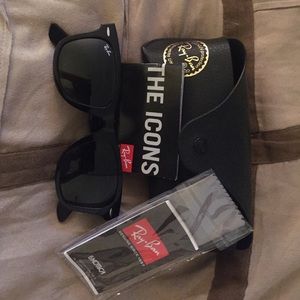 BNWOT RAY BAN WAYFARER SUNGLASSES 💋