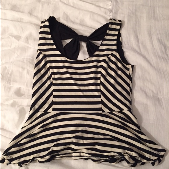 **SOLD**Adorable bow-back striped tank top - Picture 2 of 4