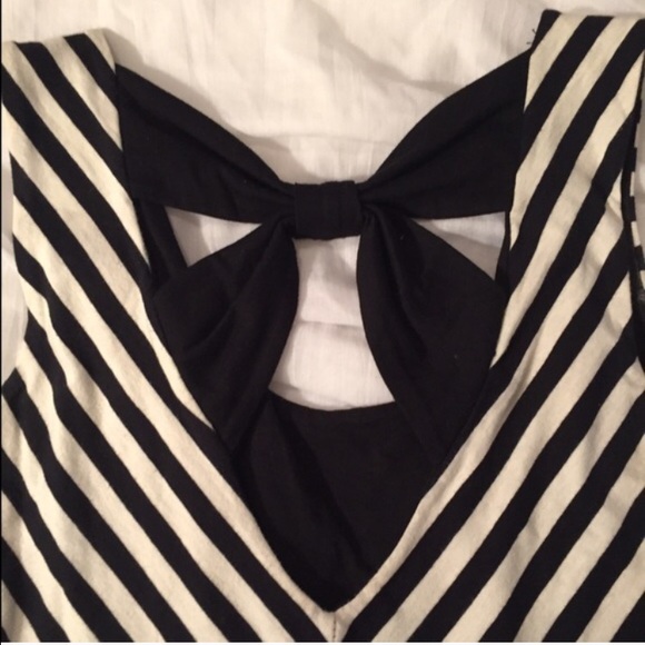 **SOLD**Adorable bow-back striped tank top - Picture 3 of 4