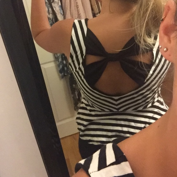 **SOLD**Adorable bow-back striped tank top - Picture 4 of 4