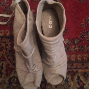 Open toe booties beige