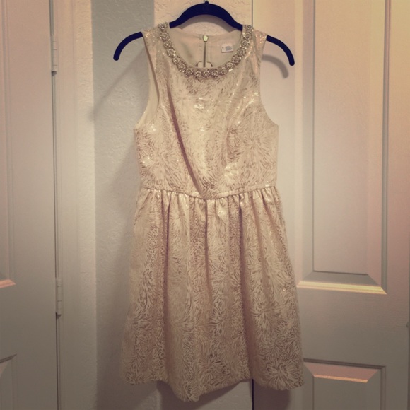 Sleeveless dress. Beaded collar