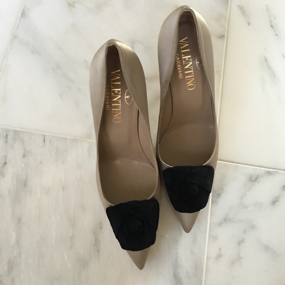 Valentino beige satin black flower pumps new 37 7