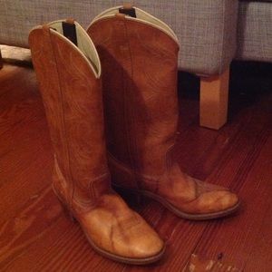 Sweet tan heeled cowboy boots