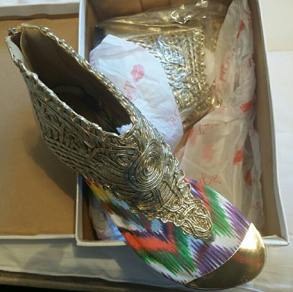 🌷Two Lips gold woven gladiator sandals 6.5🌷 - Picture 2 of 2