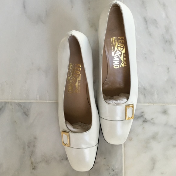 Ferragamo white leather pumps 7.5 b gold buckle