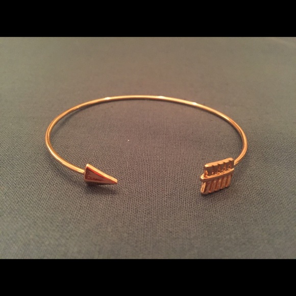 PRICE REDUCED! Cute small arrow bangle!!