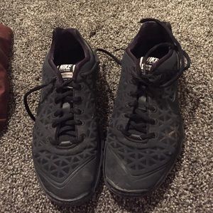 Black nike tennis shoes