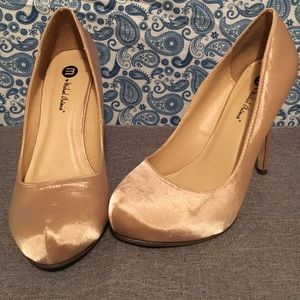 💥Flash sale💥 Champagne Michael Antonio Pumps