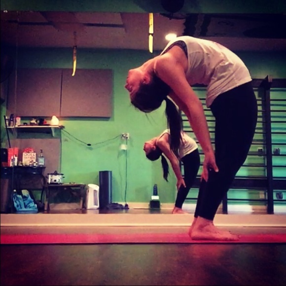 Yoga instructor and anthropologie addict - Picture 2 of 3