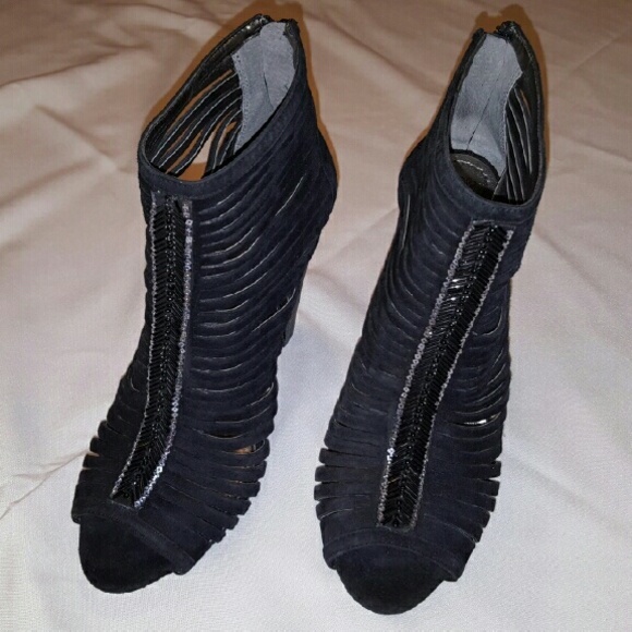 Vincent Camuto Black Suede Strappy Sandal heels!