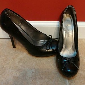 Black closed toed platform pump with bow